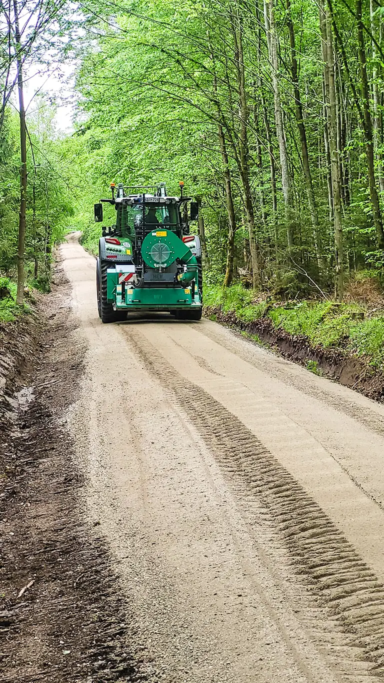 Fendt-Traktor mit Bindemittelgerät zur Wegstabilisierung